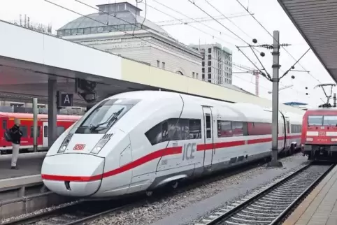 Der ICE 4 (Mitte) fährt nun auf der Linie von Stuttgart über Mannheim (Foto) nach Hamburg. Bis er die lokbespannten Garnituren (