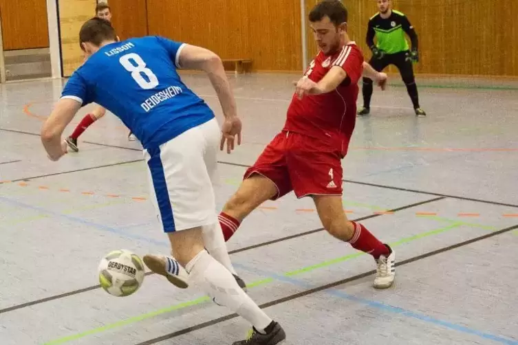 Finale beim Hallenfußball: Die TSG Deidesheim – im blauen Trikot: Dominic Lisson – setzte sich am Freitagabend gegen RW Seebach 