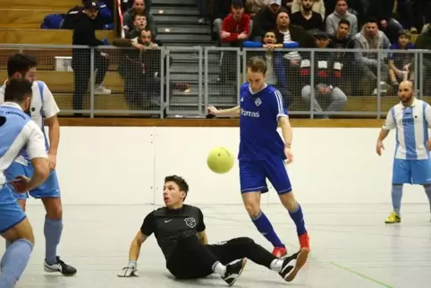 FKP-Kicker Kevin Rose (am Ball) trifft für den späteren Turniersieger. Winzelns Keeper Fabian Kölsch hat den Ball aus dem Blick 
