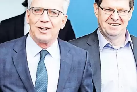 Offenbar erleichtert, dass es endlich losgeht: Innenminister de Maizière (CDU) und SPD-Vize Ralf Stegner (rechts).