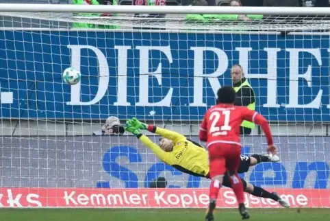 Kaiserslauterns Torwart Jan-Ole Sievers kann den Elfmeter-Torschuss zum 1:1 von Haraguchi (nicht im Bild) nicht halten.  Foto: d