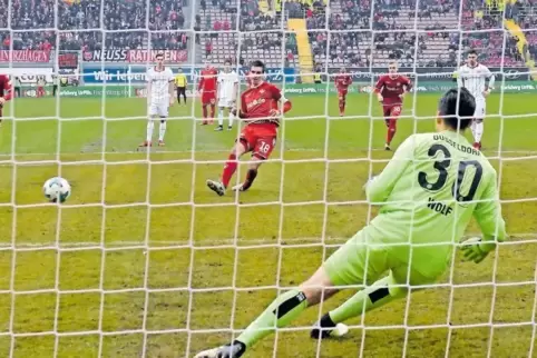 Da sah die Welt für den FCK noch gut aus: Christoph Moritz verwandelt einen Foulelfmeter zum 1:0.