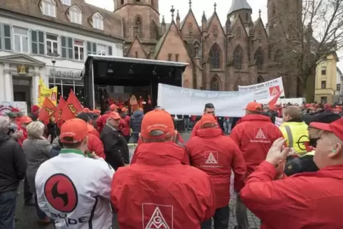 Am vergangenen Mittwoch fand ein Warnstreik samt Kundgebung vor der Kaiserslauterer Stiftskirche statt. Foto: View