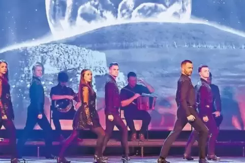 Packend und voller Lebensfreude präsentierten die Sänger und Stepptänzer in der Festhalle die Geschichte Irlands