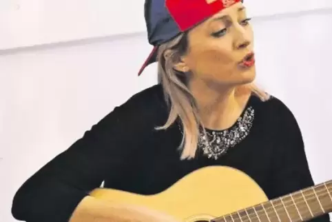 Mit sparsamen Requisiten schlüpfte Kathrin Wolf in immer neue Rollen: Hier spielt sie den Bayer.