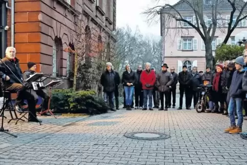 Gut 60 Interessierte waren zu der Gedenkfeier gekommen, links Stadtbürgermeister Karl--Heinz Seebald und die Musiker der gruppe 
