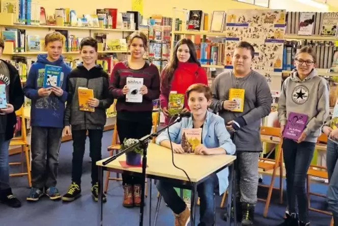 Wahre Leseratten (von links nach rechts): Steven Förtsch, Jannik Rutkowski, Luca Keller, Chiara Neißer, Evi Fischer, Paul Lakota Wahre Leseratten (von links nach rechts): Steven Förtsch, Jannik Rutkowski, Luca Keller, Chiara Neißer, Evi Fischer, Paul Lakota