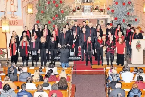 Bis auf die letzte Bank besetzt: die Ramser Kirche Mariä Himmelfahrt, in der der Chor Gospel goes Pop auftrat.