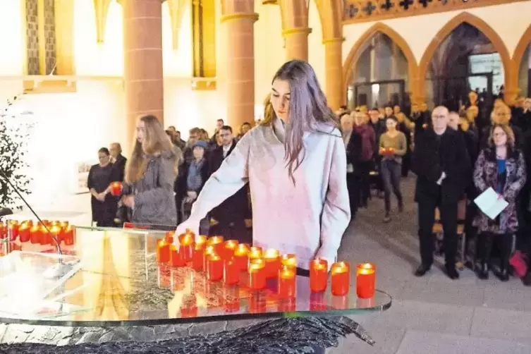 Die Schüler zündeten zum Gedenken an die Opfer der NS-Zeit Kerzen an.