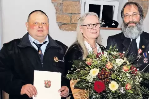 Hauptlöschmeister Rudolf Bardens (links) und Hauptbrandmeister Edelbert Koch wurden für ihre Verdienste in der Feuerwehr ausgeze