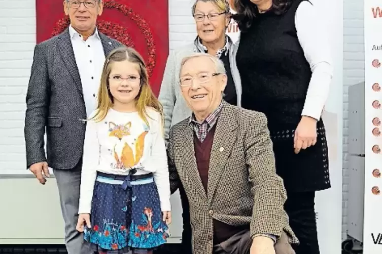 Günter Butz (88) und Sofie Jahn (5) sind die ältesten und jüngsten Sportabzeichenabsolventen. Hinten von links: die Sportabzeich