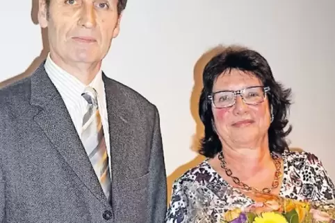 Mit Blumen bedankte sich Ortsbürgermeister Rainer Gieth für das Engagement von Jutta Tisch.