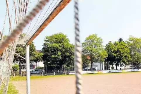 Der Tennenplatz in der Neuhofener Ortsmitte ist einer der Blickpunkte in der Diskussion um den Supermarkt-Standort.