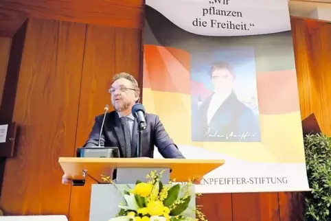 Heribert Prantl, Chefredakteur der Süddeutschen Zeitung und Träger des Siebenpfeiffer-Preises 1999, bei seiner Rede gestern in H