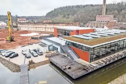 Links entsteht das neue Laborgebäude, die von Wasser umgebene Mensa wurde im vergangenen Jahr eingeweiht.