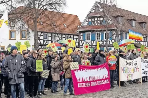Die Gegendemonstranten stehen auf dem Marktplatz.