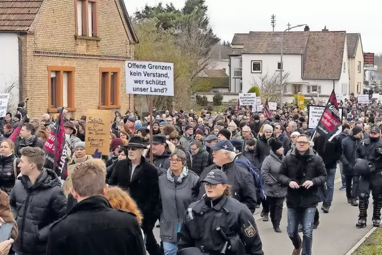 Das &bdquo;Frauenb&uuml;ndnis&ldquo; auf dem Weg zum Marktplatz.