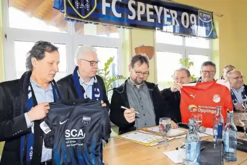 Trikotübergabe: von links Matthias Richter, Vorsitzender Thomas Zander (beide FC), RW-Chef Andreas Reinberger, Josef Horländer (