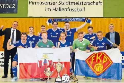 Das Siegerteam: Flankiert von Bürgermeister Markus Zwick (links) und Sparkasse-Filialdirektionsleiter Thomas Belzer (rechts), ju