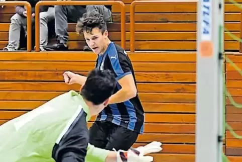 Dreifacher Torschütze im Finale: Luca Mangold, der hier Danny Naramski zum 4:0 überwindet.