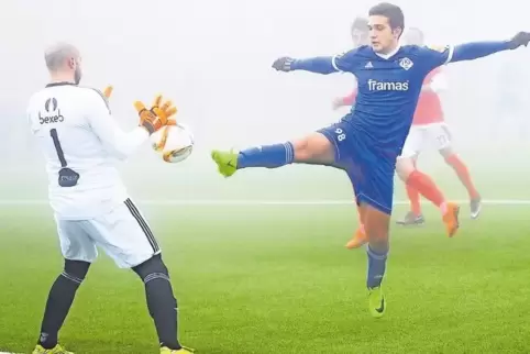 Im Husterhöh-Nebel: FKP-Angreifer David Kazaryan kommt hier knapp zu spät, Benfica-Keeper Dany Rodrigues fängt den Ball ab.