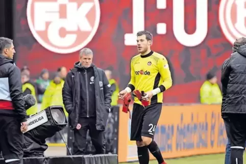 Gelb-Rot nach einer Torheit: FCK-Torhüter Marius Müller. Seine Sperre schwächt die Mannschaft.