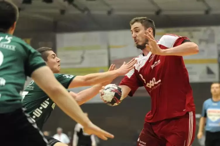 Jerome Müller (Mitte), hier im Dress der HG Saarlouis, spielt ab Sommer mit Gunnar Dietrich (rechts) in einer Mannachaft. Foto: 