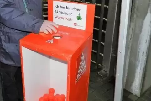 Die Abstimmungs-Urnen füllten sich schnell mit Beginn der Frühschicht am Montagmorgen. Am frühe Abend hatten mehr als 90 Prozent
