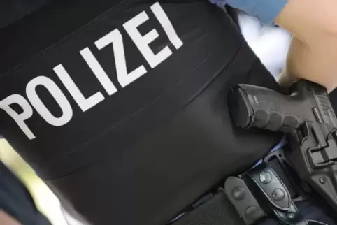Die Polizei fand Hieb- und Stichwaffen und Pfefferspray bei den Verdächtigen. Foto: DPA