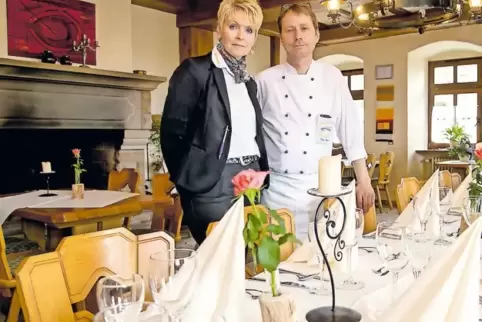 Ein wenig ratlos: Steffi und Peter Emrich wissen derzeit nicht, wie sich die Telekommunikationsprobleme für das Burgrestaurant, 