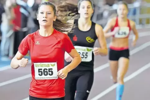 Melissa Maurer von der TG Oggersheim (vorne) gewinnt in der U20 über 800 Meter mit 15 Sekunden Vorsprung souverän.