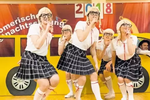 Auch freche „Schulmäd“ standen in Homberg auf der Bühne.