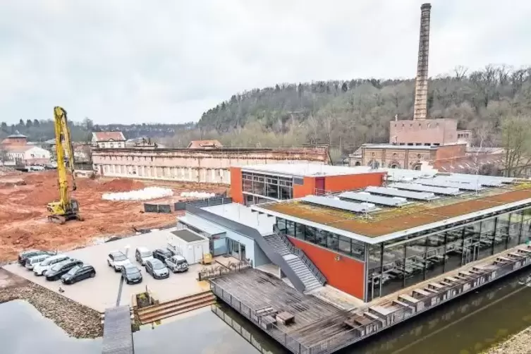 Blick auf den Campus Kammgarn: Links entsteht das neue Laborgebäude, die von Wasser umgebene Mensa wurde im vergangenen Jahr ein