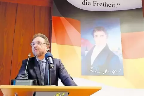 Findet klare Worte: Heribert Prantl, Träger des Siebenpfeiffer-Preises 1999, bei seiner Rede in Homburg.