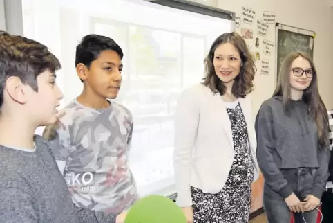 Rundgang durchs Schulhaus: Anne Spiegel verschafft sich einen Überblick über die Angebote der Realschule plus in Dudenhofen.