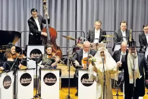 Elsbeth Reuter und Tenor Franz Zimnol unterhalten – begleitet vom Schellack-Orchester – im Zentrum Alte Schule unter anderem als