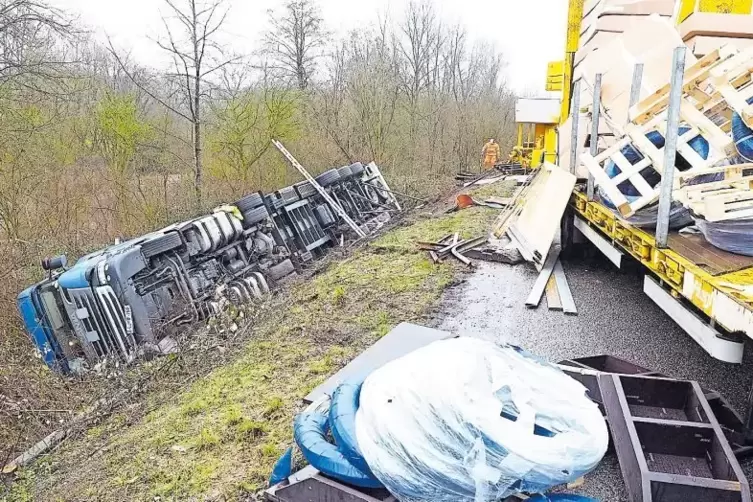 Der Fahrer aus Slowenien hatte seinen Sattelschlepper auf die Nothaltebucht gesteuert, geriet aber aufs Bankett, der Lastwagen k