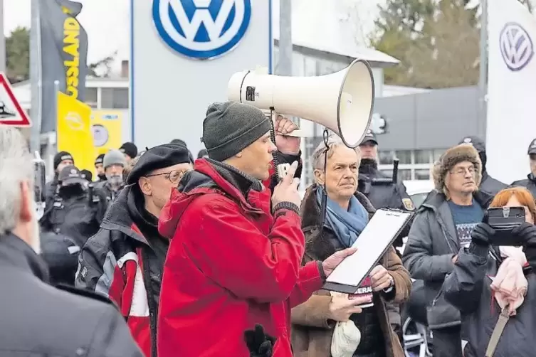 Der rechte Aktivist Michael Stecher aus Fellbach bei Stuttgart hält am Sonntag für Veranstaltungsleiter Marco Kurz den Lautsprec