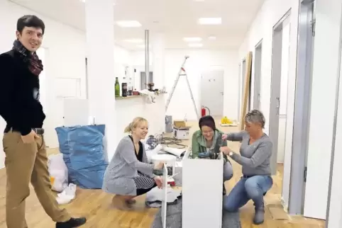 Beim Aufbau der Praxismöbel gibt es das erste Teambuilding (v.li.): Moriz Immendörfer, Rabea Hancke, Anne Steck und Marina Herbs