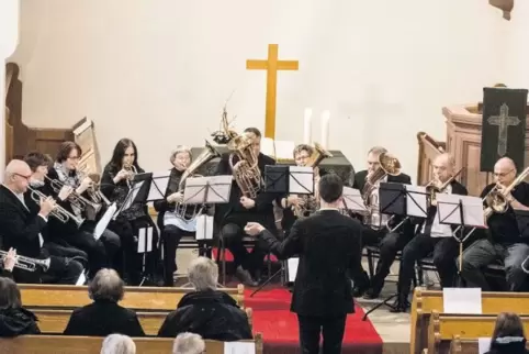 Das Ensemble besteht aus 17 Musikern der Posaunenchöre Eisenberg und Kirchheimbolanden.