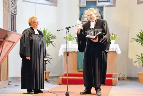 Dekan Stefan Kuntz lobt das Wirken von Pfarrerin Julia Heller.