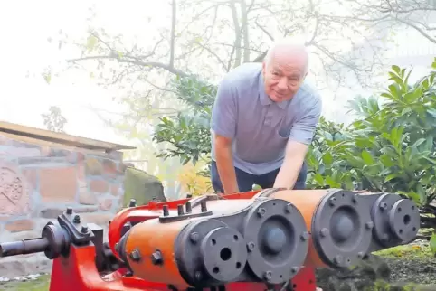 Zwei 80-Jährige unter sich: Momentan setzt Christian Meckbach gerade eine Dampfmaschine instand, die ungefähr so alt wie er selb