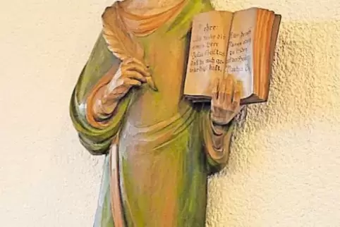 Mit Feder und Löwe: Der Heilige Markus ist einer der Evangelisten. In der Markuskirche in Landstuhl ist er an seinen Attributen 