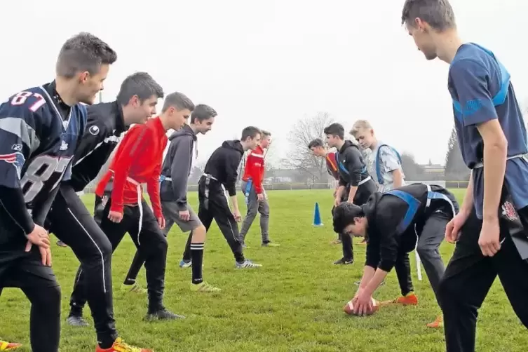 Sportreferendar Fabian Schwade (links vorne) hat Flag Football in den Sportunterricht integriert. Die Sch&uuml;ler sind begeistert.