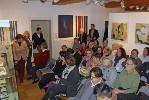 Die Eröffnung der Ausstellung von Werken Hans Bollens zieht viele Besucher ins Museum im Westrich.  Foto: Stefan Layes 