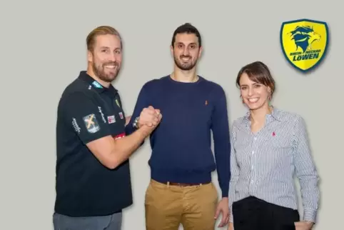 Gut gestimmt: Ilja Abutovic, der künftige Abwehr-Riese der Löwen, mit Geschäftsführerin Jennifer Kettemann und dem Sportlichen L