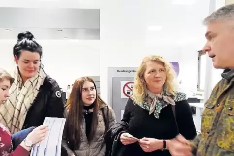 Stabsfeldwebel Dominique Dürkes wurde am Stand der Bundeswehr unter anderem von Edith Vierling und ihren Schülerinnen besucht.