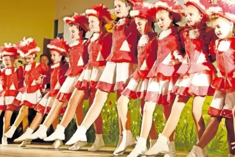 Haben das Publikum bei der Kappensitzung des Musikvereins in der voll besetzten Turnhalle mit einem rhythmischen Gardetanz begei