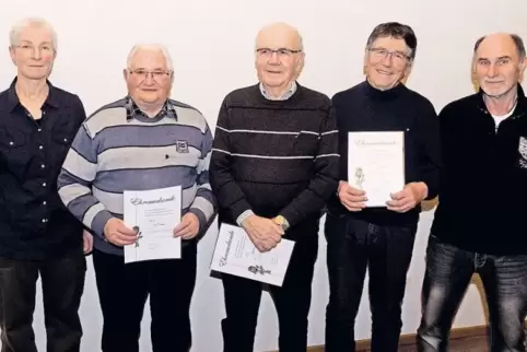 Vorsitzende Isolde Gilcher ehrte Karl Gehres, Willi Jung, Kurt Weber und Schriftführer Klaus Schmelzer (von links) für 40-jährig