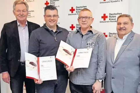Bürgermeister Günther Tielebörger (links), die Geehrten Markus Schönthaler und Hans-Jürgen Nuss, sowie der DRK-Ortsvereinsvorsit